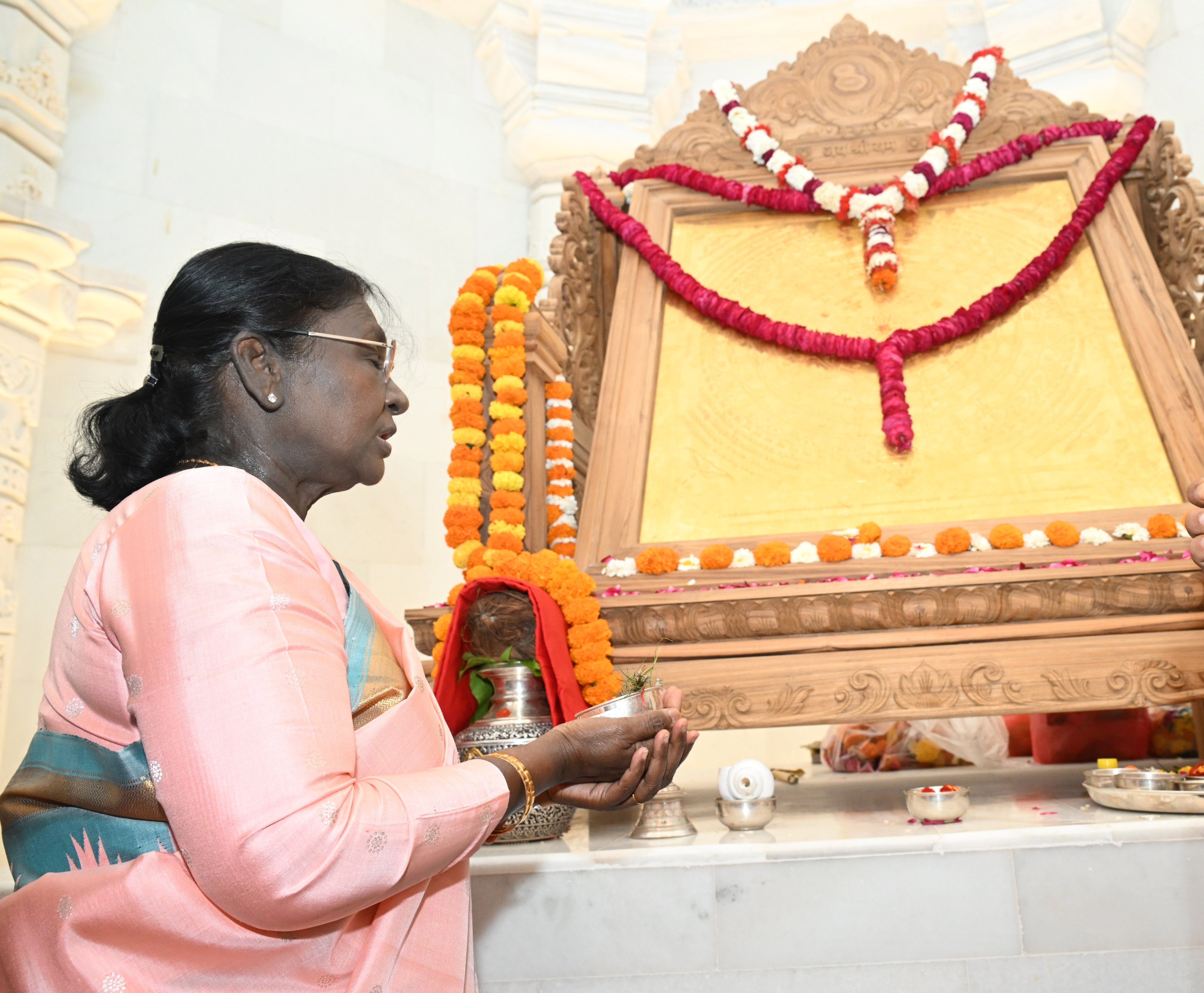 राष्ट्रपति ने गुरुवार को अयोध्या राम मंदिर में रामयंत्र की स्थापना की थी।