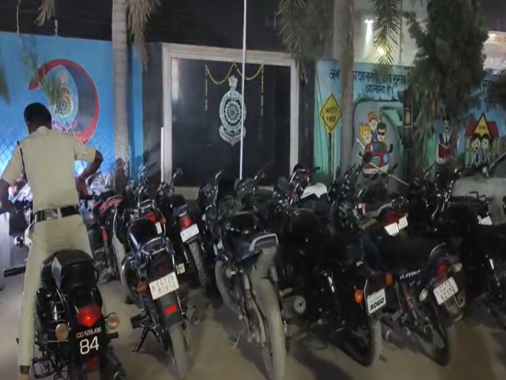 तेज रफ्तार बाइकर्स और हुड़दंग करने वाले युवकों पर कार्रवाई की गई।