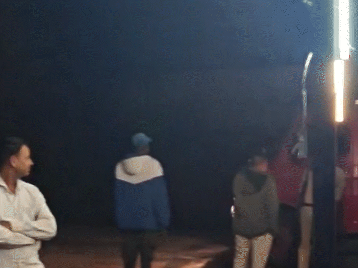 प्रत्यक्षदर्शियों ने फायर ब्रिगेड पर देर से आने का आरोप लगाया है।