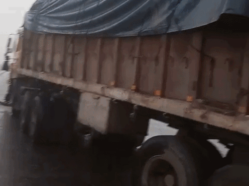 दुर्घटनाग्रस्त ट्राला।