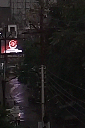 लखनऊ में सुबह से ही बादल छाए थे। अचानक सुबह 10 बजे अंधेरा छा गया। सड़कों पर कुछ भी देख पाना मुश्किल हो गया।