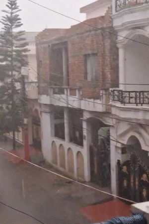 लखनऊ में तेज हवा के साथ बारिश हुई। गोमतीनगर, चिनहट, सरोजनीनगर, मोहनलालगंज, मलिहाबाद इलाकों में काले बादल छाने से अंधेरा छा गया।