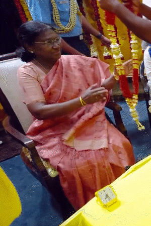 आश्रम ने संतों ने राष्ट्रपति को माला और चुनरी ओढ़ाकर स्वागत किया।