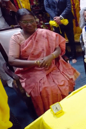 राष्ट्रपति ने हाथ जोड़कर प्रणाम किया तो प्रेमानंद जी ने राधे-राधे कहकर अभिवादन स्वीकार किया।