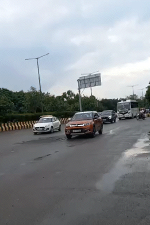 नोएडा में सुबह से ही बारिश हो रही है। आसमान में काले बादल छाए हैं। सर्द हवाएं चल रही हैं।