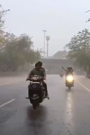 प्रयागराज में शुक्रवार सुबह तेज बारिश हुई। सड़कों पर बाइक से निकले लोग बरसात एन्जॉय करते नजर आए।