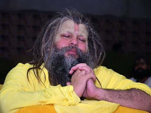 वृंदावन के राधा केली कुंज आश्रम में प्रेमानंद जी महाराज प्रवचन करते हैं।