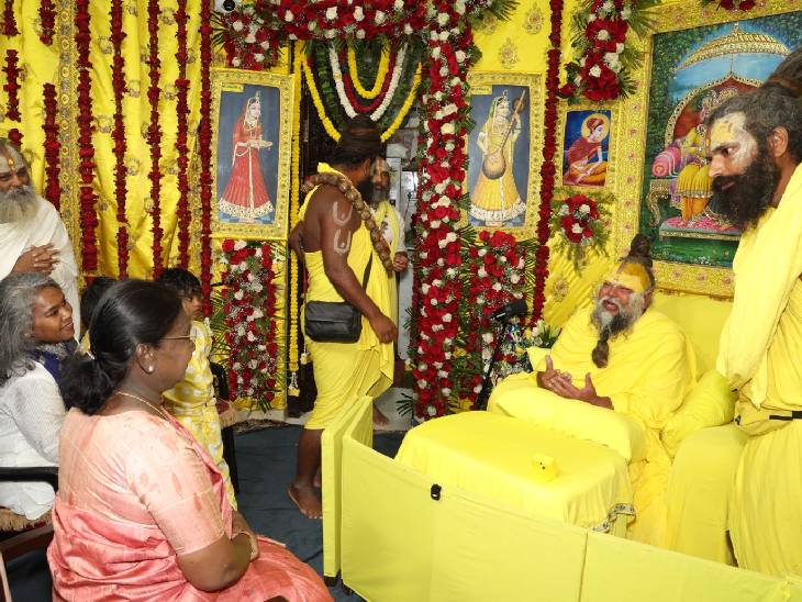 राष्ट्रपति द्रौपदी मुर्मू ने संत प्रेमानंद महाराज के साथ 25 मिनट तक आध्यात्मिक चर्चा की।