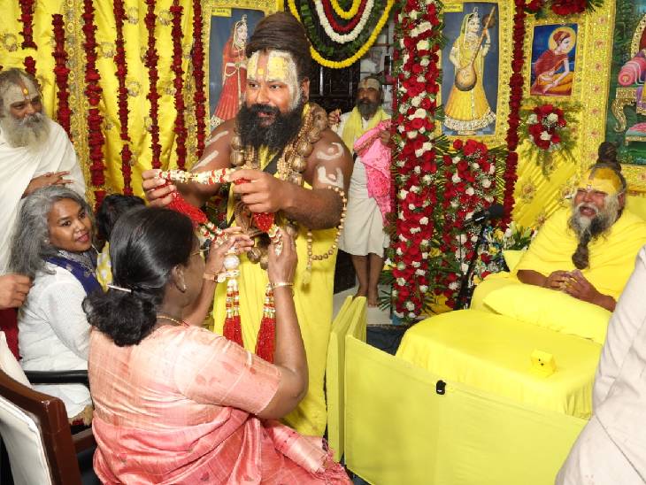 आश्रम ने संतों ने राष्ट्रपति को माला और चुनरी ओढ़ाकर स्वागत किया।