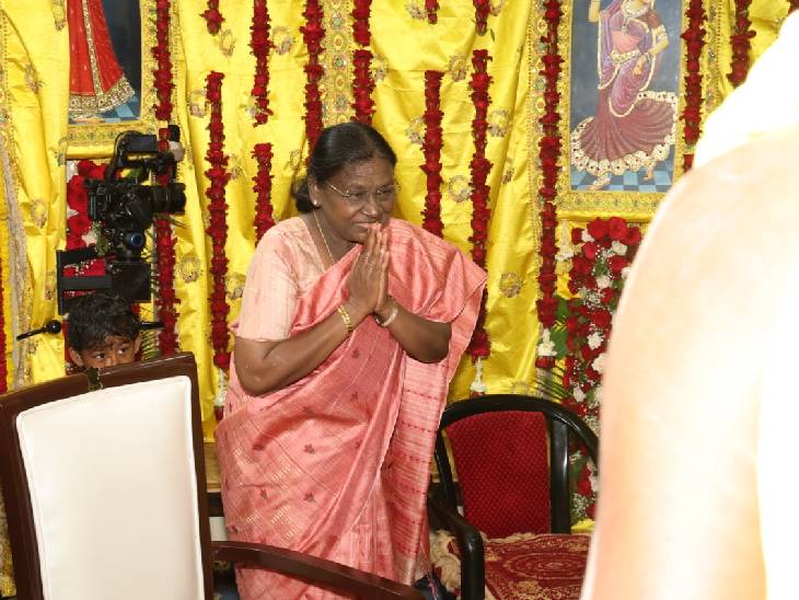 राष्ट्रपति ने संत प्रेमानंद को हाथ जोड़कर प्रणाम किया। प्रेमानंद जी ने राधे-राधे कहकर उनका अभिवादन स्वीकार किया।