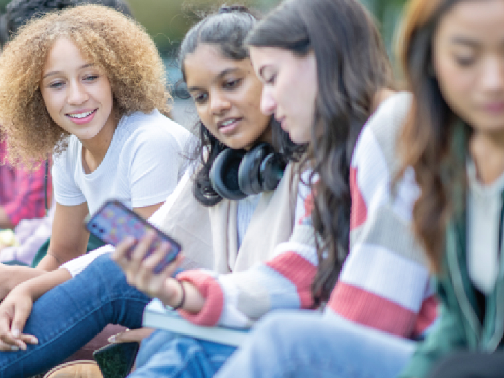 डिजिटल दुनिया का सबसे गहरा और नकारात्मक असर 15 साल की लड़कियों पर दिख रहा है।- प्रतीकात्मक फोटो - Dainik Bhaskar