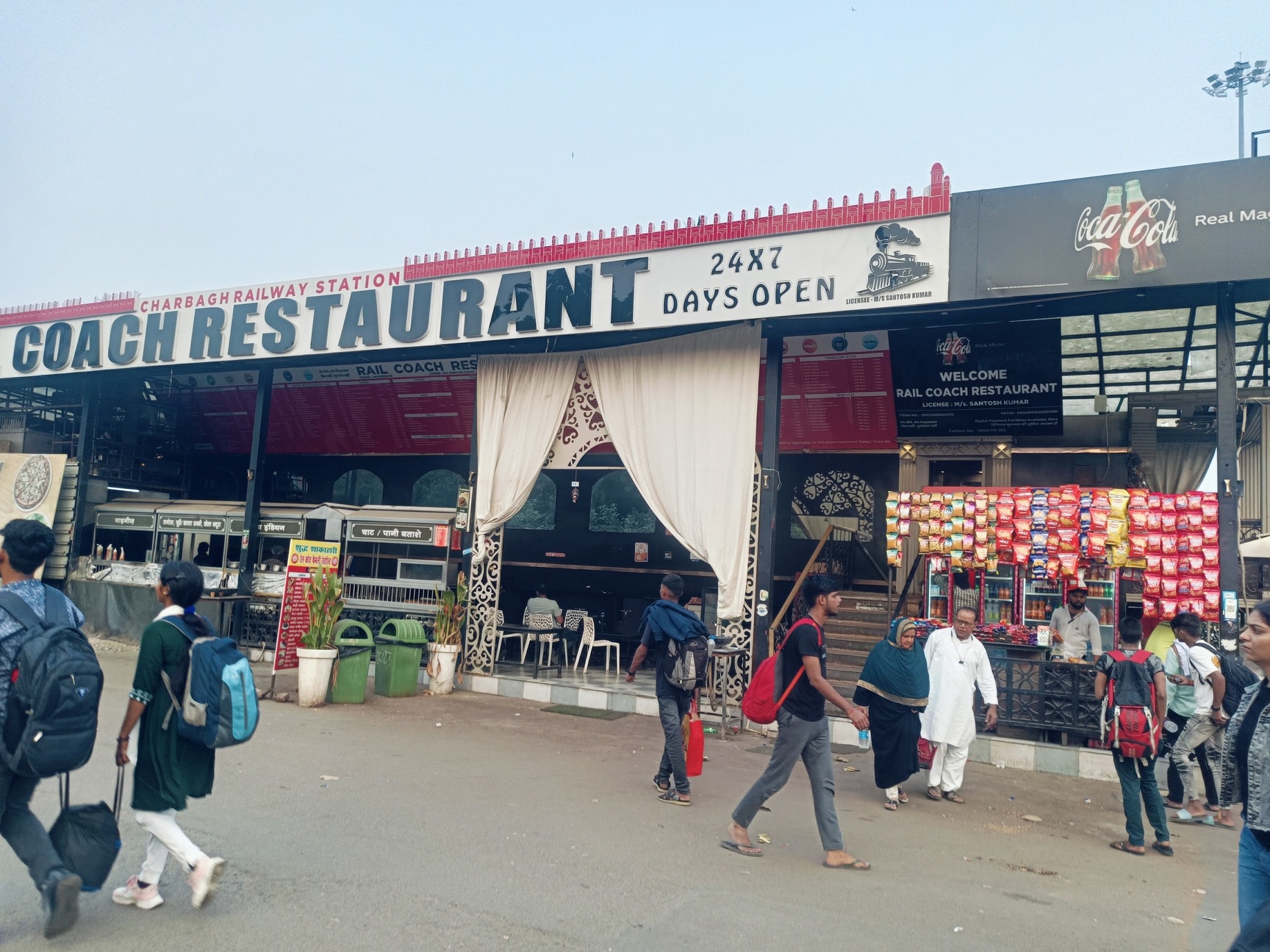 रेल कोच रेस्टोरेंट में यात्रियों के अलावा शहर के लोग भी खाने-पीने जाते हैं।