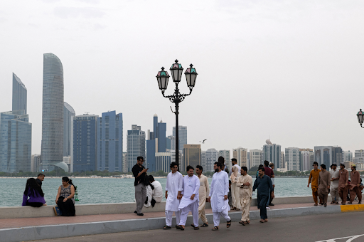 अबू धाबी में शुक्रवार को ईद के मौके पर लोग रास्ते पर घूमते नजर आए।