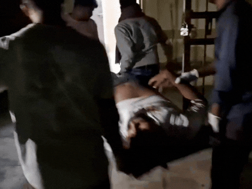 कार के दरवाजे तोड़कर घायलों को बाहर निकाला गया। इसके बाद पुलिस की टीम उन्हें पास के सीएचसी लेकर पहुंची।