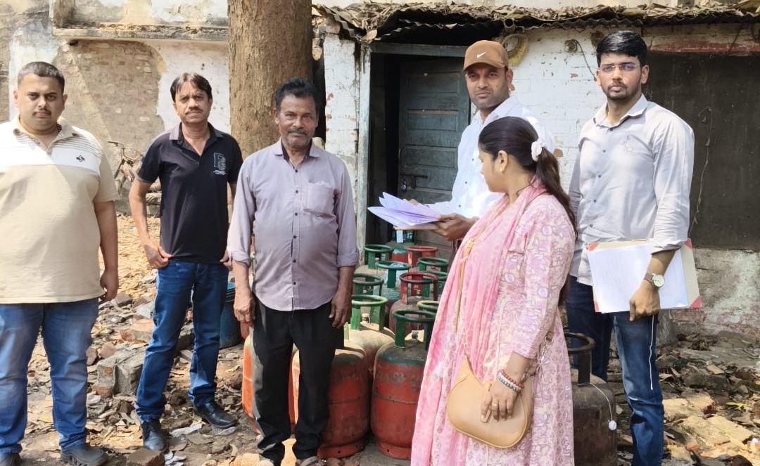 खाद्य विभाग की टीम ने की कार्रवाई।