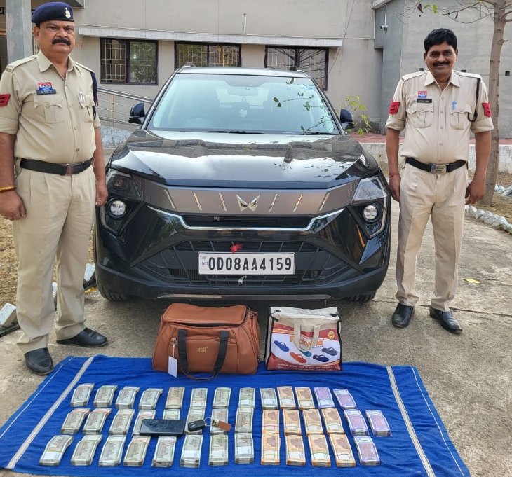ओडिशा की गाड़ी से 15 लाख बरामद हुआ है।