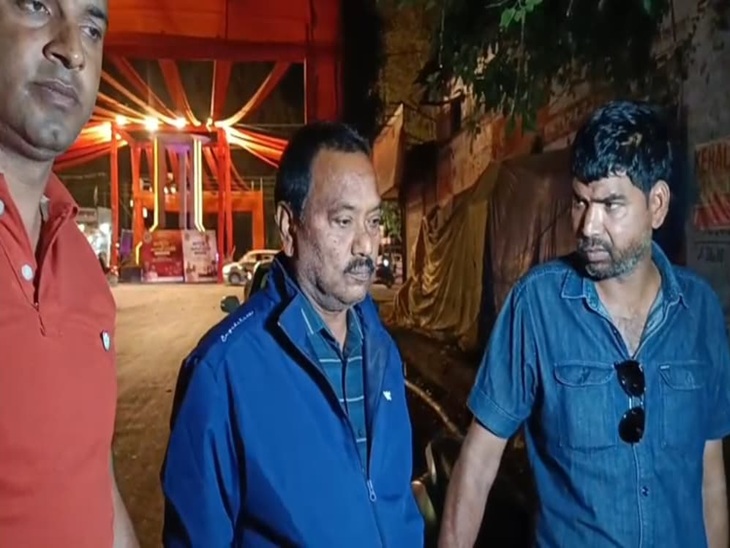 एसीबी की टीम ने लिपिक को किया गिरफ्तार (बीच में) - Dainik Bhaskar