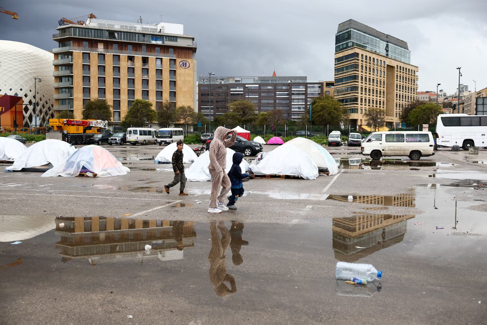 लेबनान की राजधानी बेरूत में ईद के दिन लोग शेल्टर के पास घूमते नजर आए। यहां युद्ध के बीच सादगी और मुश्किल हालात में ईद मनाई जा रही है।