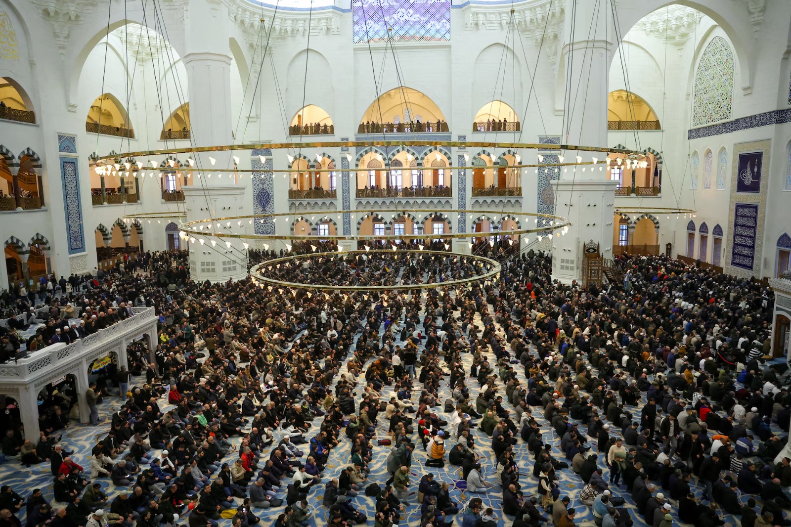 इस्तांबुल के ग्रैंड कैमलिका मस्जिद में ईद की नमाज अदा की गई। यह तुर्किये की सबसे बड़ी मस्जिद है।