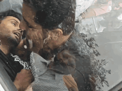 मर्डर के बाद कार से प्रॉपर्टी डीलर के शव को निकालते हुए लोग।