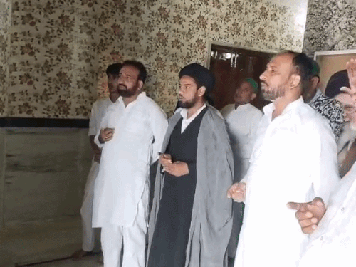 नमाज अदा करते शिया समुदाय के लोग।