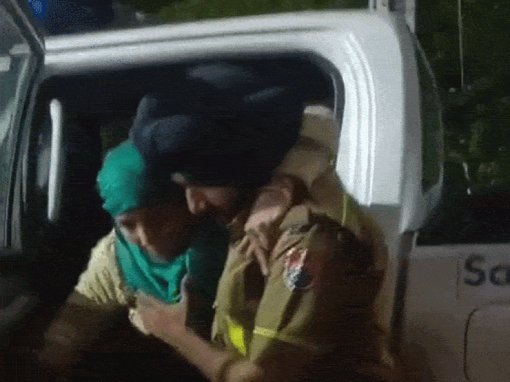 घायलों को अस्पताल लेकर जाते पुलिस कर्मचारी। - Dainik Bhaskar