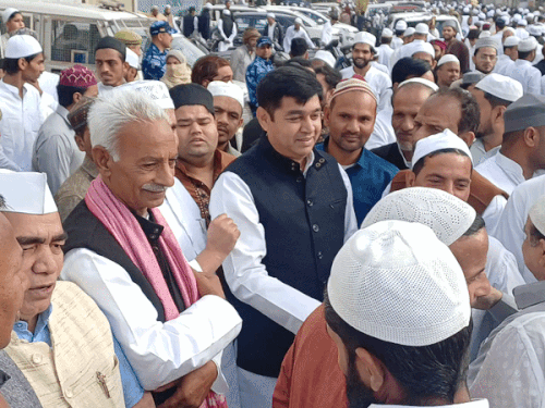 ईदगाह के बाहर समाजवादी पार्टी और कांग्रेस के नेता भी मुबारकबाद देने पहुंचे।