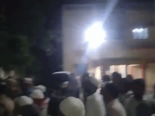 जुआ खेलने के दौरान झगड़ा हो गया। मौके पर 3 थानों की पुलिस फोर्स मौजूद है।