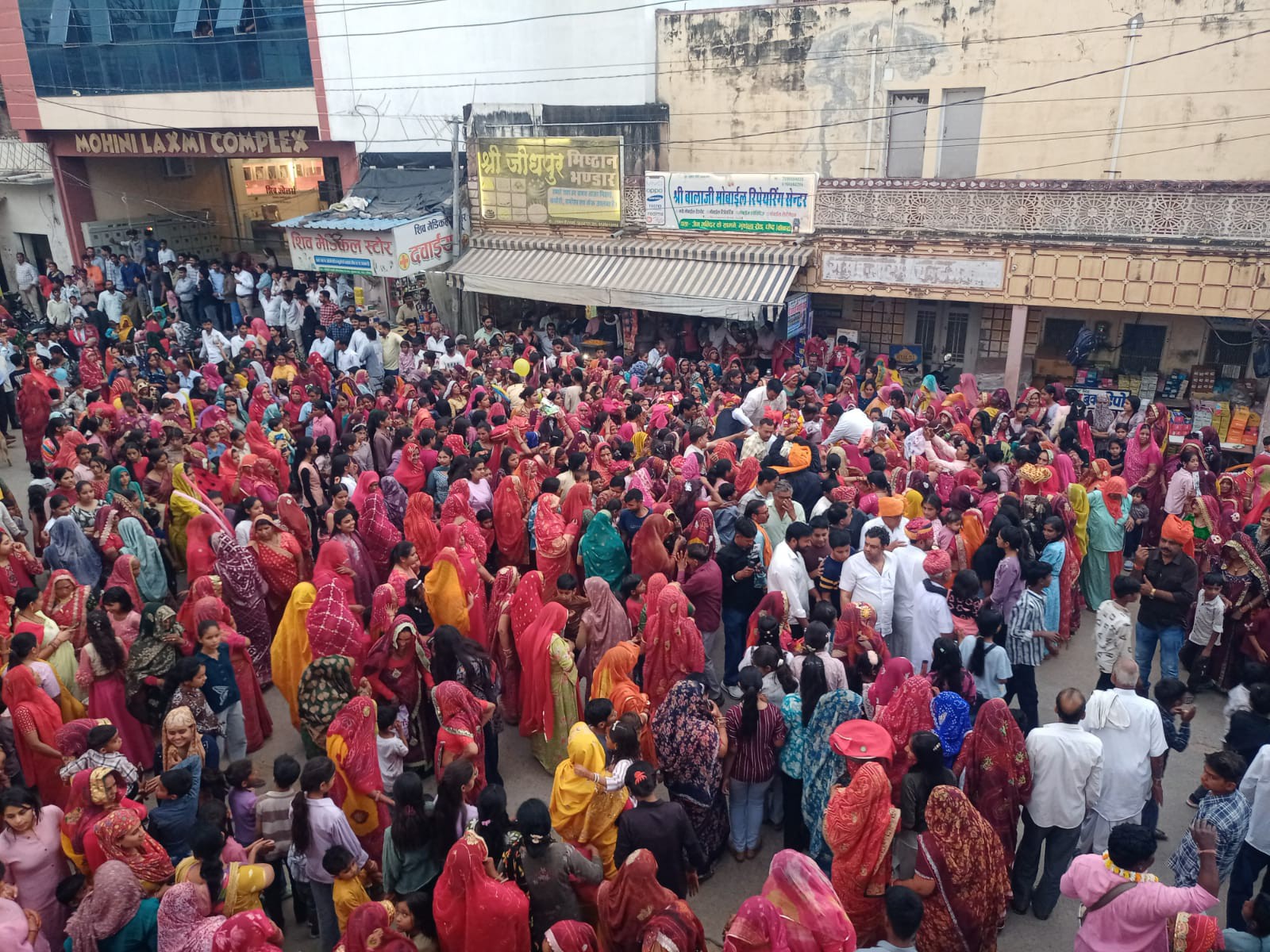 सवारी देखने उमड़ा जनसैलाब