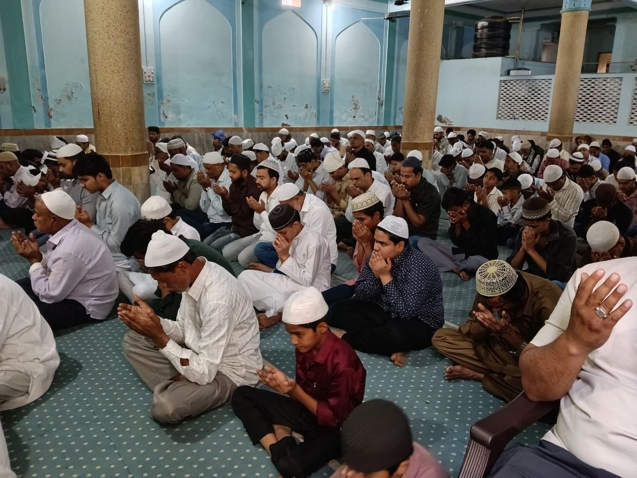 ईद पर बच्चों, युवाओं और बुजुर्गों ने भी दुआ मांगी।