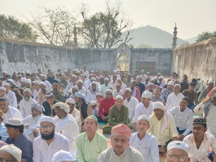 ईदगाह में सामूहिक नमाज अदा की।
