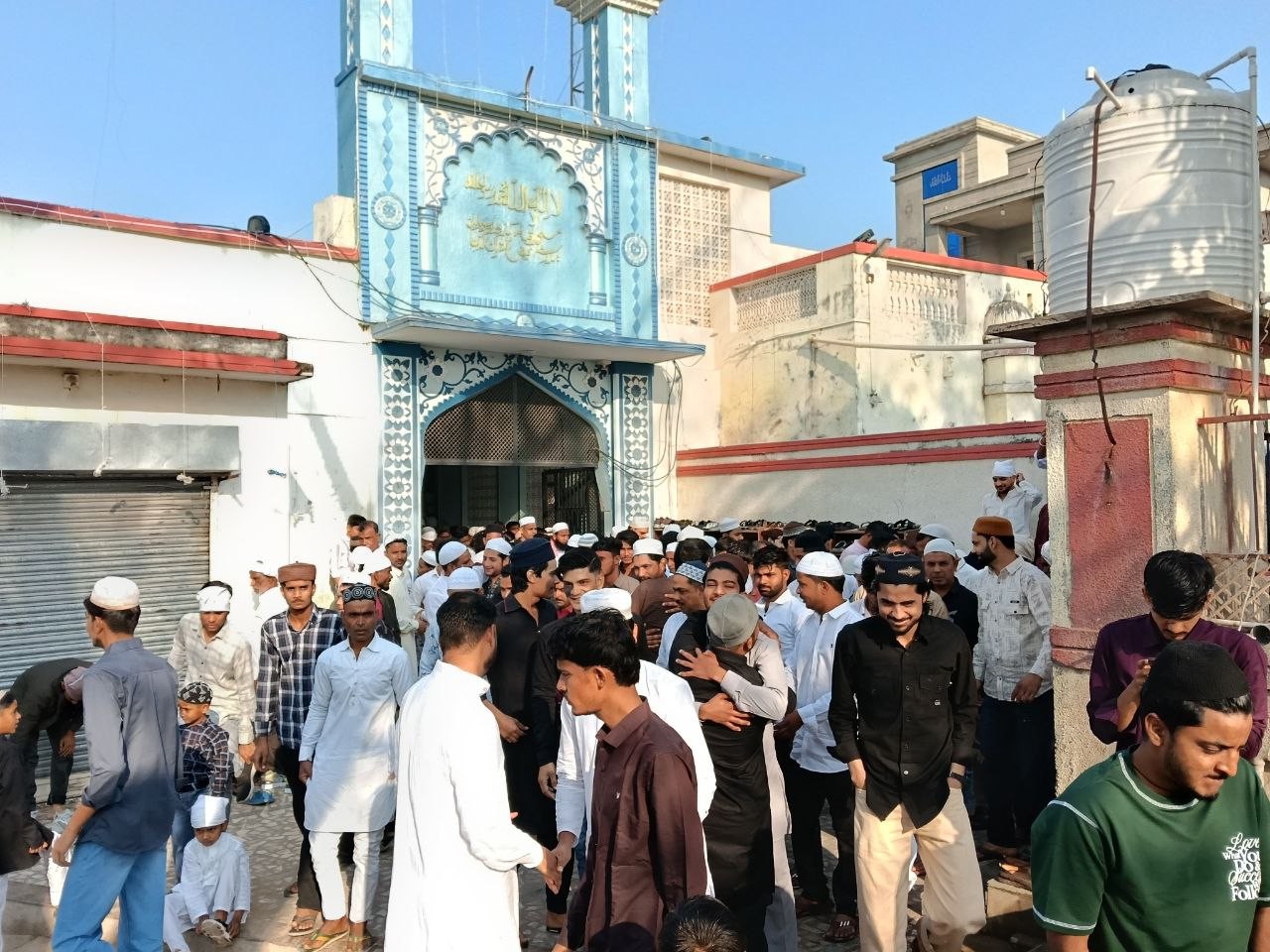 नमाज के बाद लोगों ने एक-दूसरे को गले लगाकर ईद की मुबारकबाद दी।