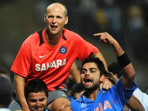 2011 में वनडे वर्ल्ड कप जीतने के बाद भारतीय खिलाड़ियों ने गैरी कर्स्टन को कंधे पर उठाकर विक्ट्री लैप लगाई थी।