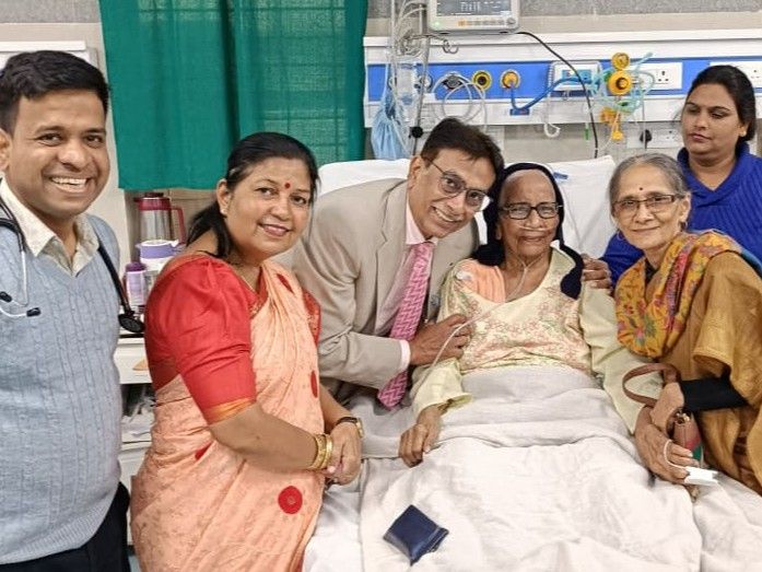 यह तस्वीर तब की है जब डॉ. हेमलता अस्पताल में भर्ती थीं।