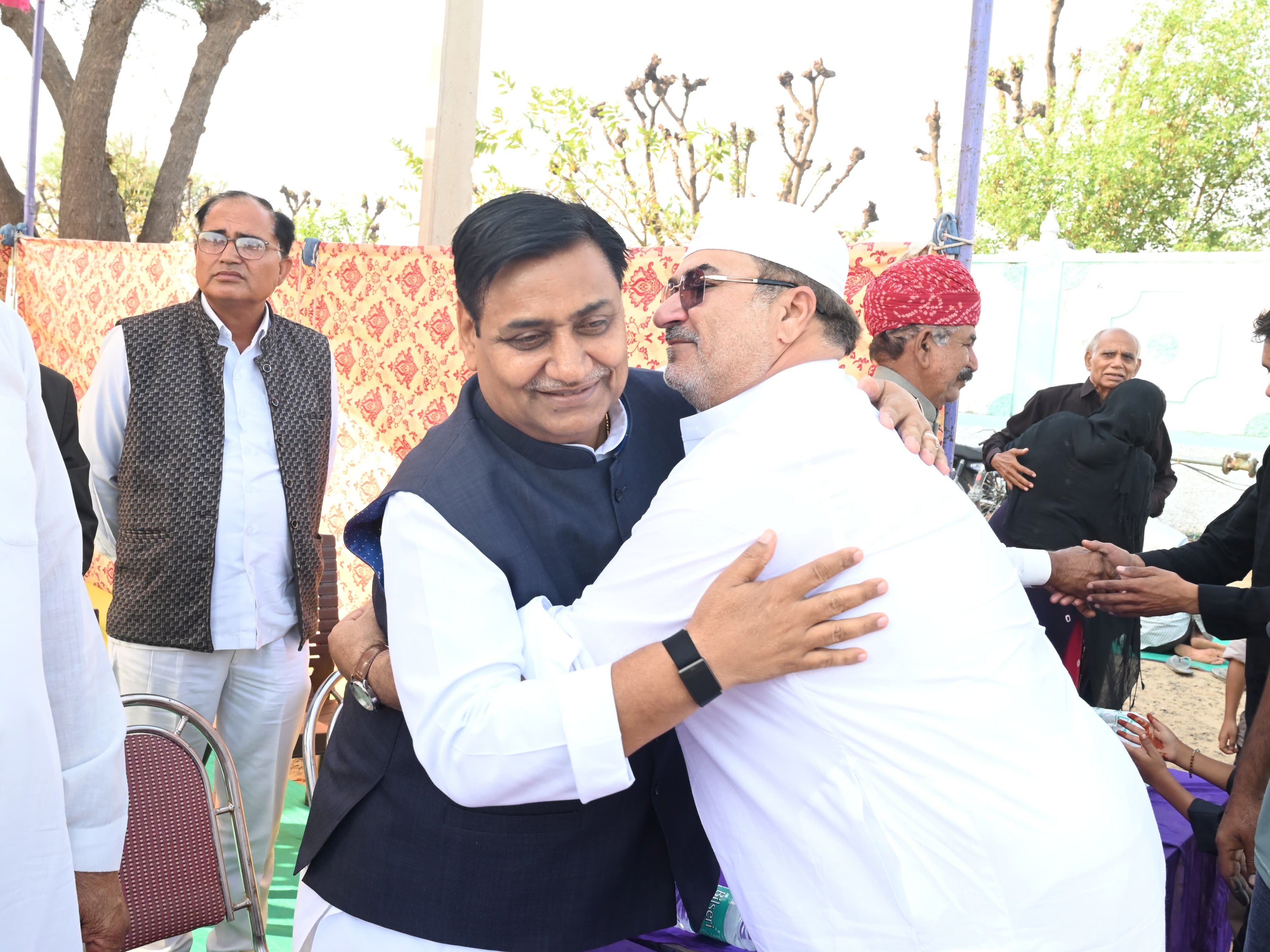 पीसीसी चीफ और स्थानीय विधायक गोविंद सिंह डोटासरा ने पार्टी पदाधिकारियों के साथ ईदगाह पहुंचकर दी मुबारकबाद।