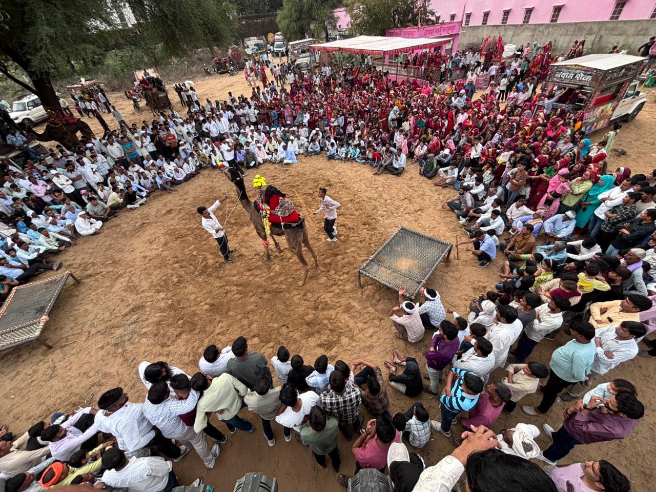 मेले के दौरान करतब देखते ग्रामीण