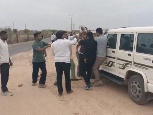 गुस्साए किसानों ने कंपनी के अफसरों को थप्पड़ मारे।