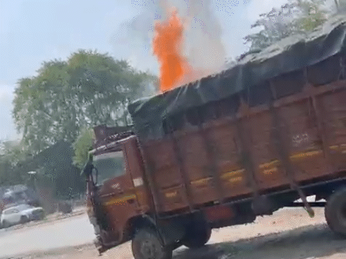 ट्रक में आग। - Dainik Bhaskar