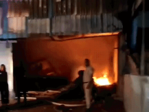 700 तैयार कूलर व कच्चा माल जलकर राख हो गया