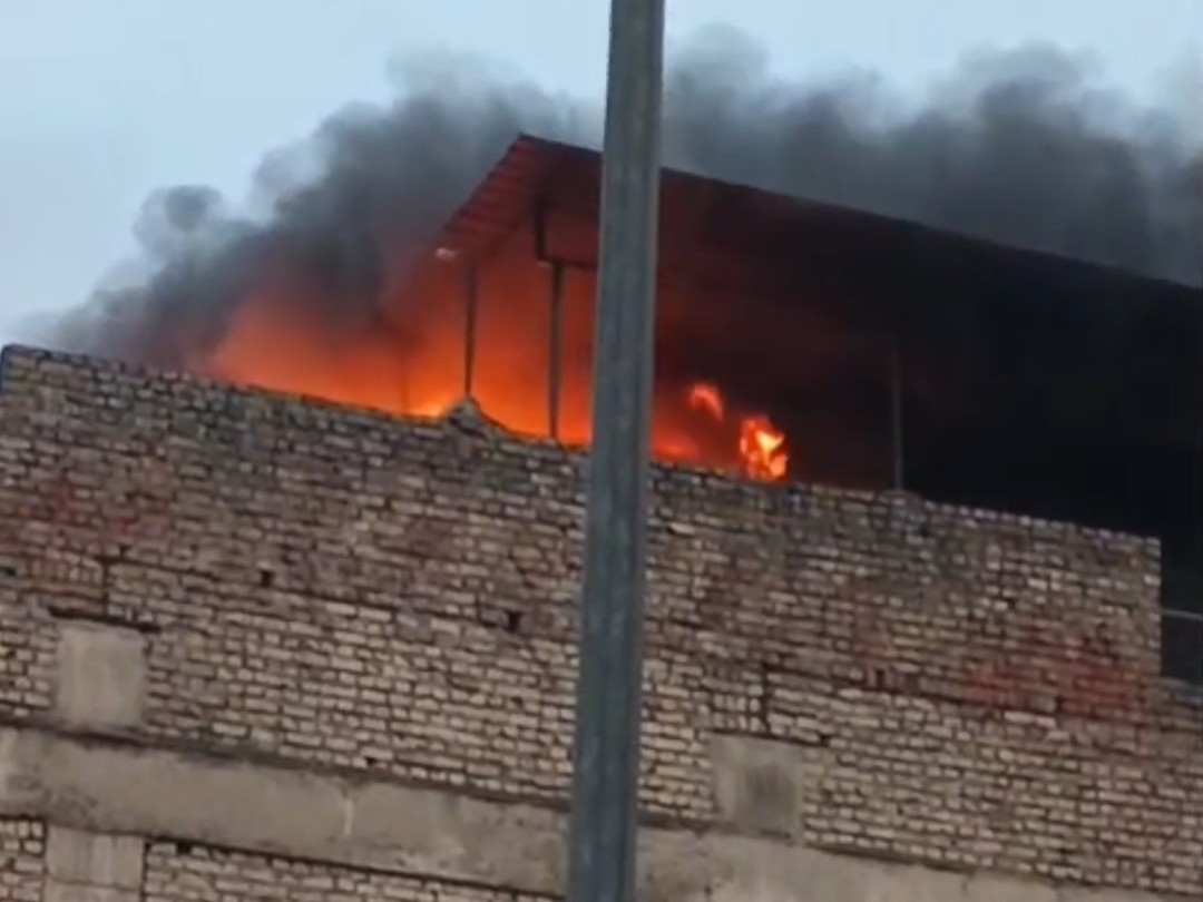 दूसरे मामले में इमारत की छत पर रखे जनरेटर में आग लग गई।