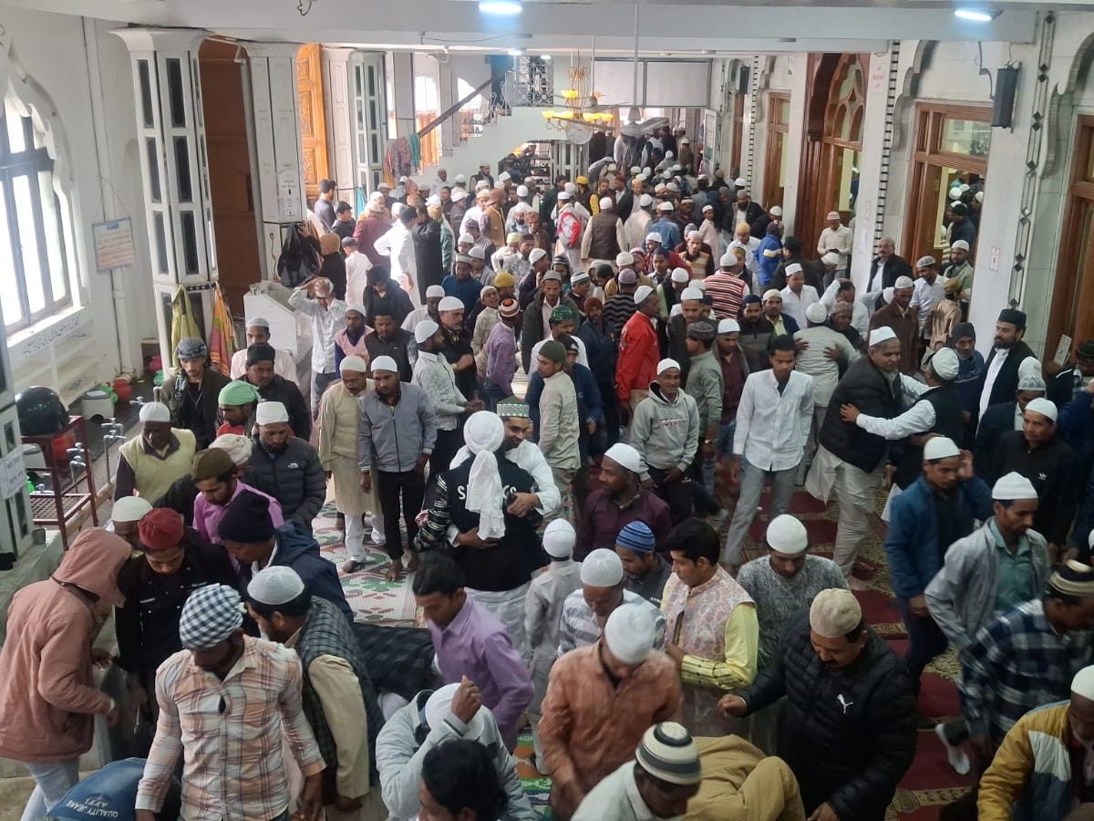 नैनीताल :विद्यालय की दीवार ढही, वाहन क्षतिग्रस्त; सप्ताहांत पर पर्यटकों की भीड़ और ईद पर नमाज... 4 (Nainital-Wall Collapse-Ied-Tourists Nainital Eid Celebration | Muslim Community Offers Prayers for Peace