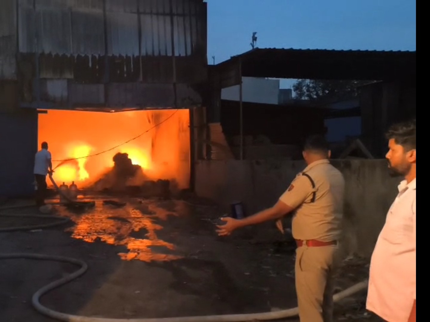 फैक्ट्ररी में आग लगने से पहले ही सभी मजदूर बाहर निकल गए