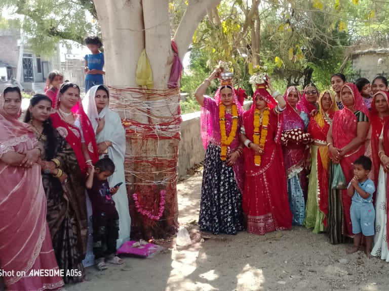 Rani Celebrates Gan Gaur Festival With Peepal Puja For Husbands Long Life