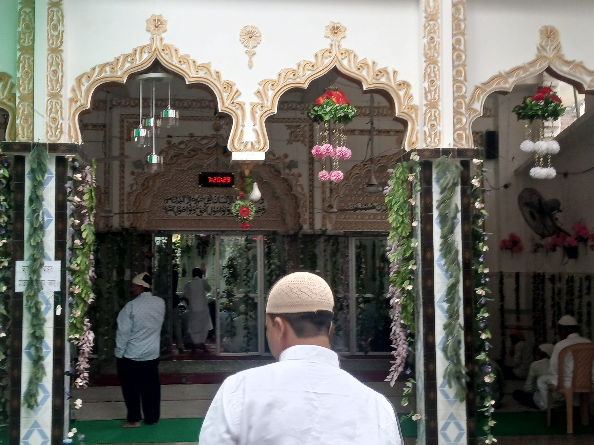 Bhatpar Rani Jama Masjid | Alvida Namaz Eid Crowd; Police ...