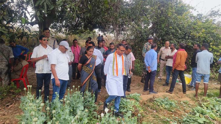 कांग्रेस का जनप्रतिनिधि मंडल अफीम की खेत में पहुंचकर मामले में जांच की।