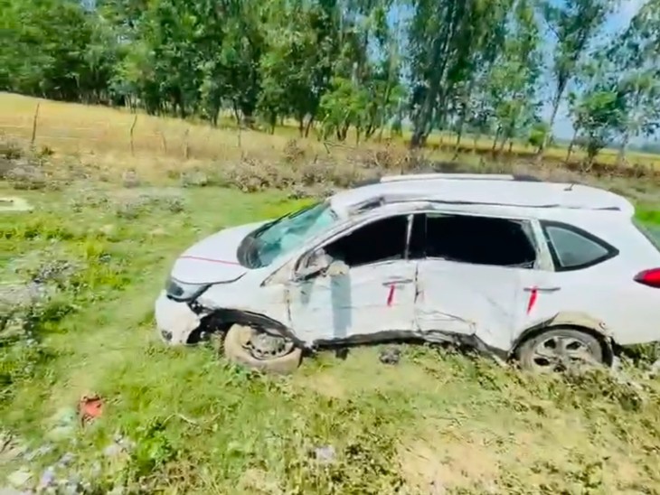 Shahjahanpur Car Accident | Tree Fall Into Ditch, Minor Injury