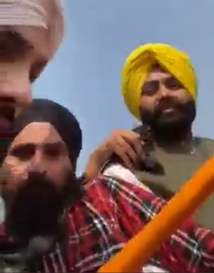 दीप सिद्धू के साथ दिख रहे लालजीत भुल्लर। यह मामला 2022 में उनके मंत्री बनने से पहले का है।- फाइल फोटो