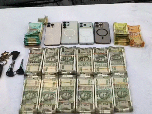 पुलिस ने दोनों आरोपियों से 6.90 लाख रुपए कैश, तीन लग्जरी कार, महंगे मोबाइल, लैपटॉप और बैंक दस्तावेज समेत करीब 45 लाख रुपए का सामान जब्त किया है।