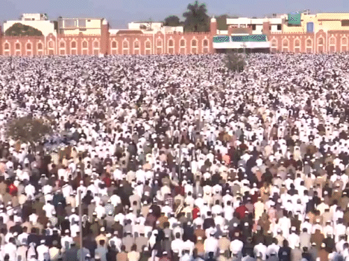 भोपाल के ईदगाह में शनिवार को ईद-उल-फितर के मौके पर नमाज अदा करने के लिए बड़ी संख्या में लोग एकत्रित हुए।