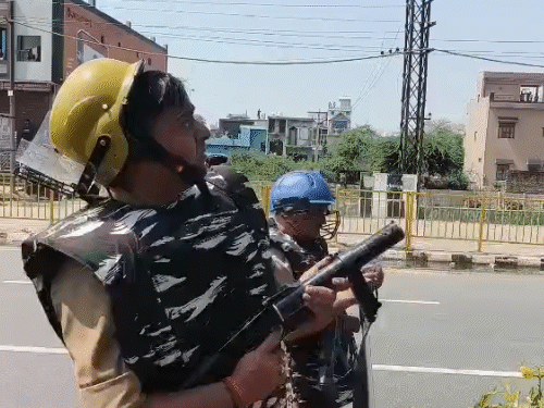 भीड़ का तितर-बितर करने के लिए पुलिस ने आंसू गैस के गोले दागे।